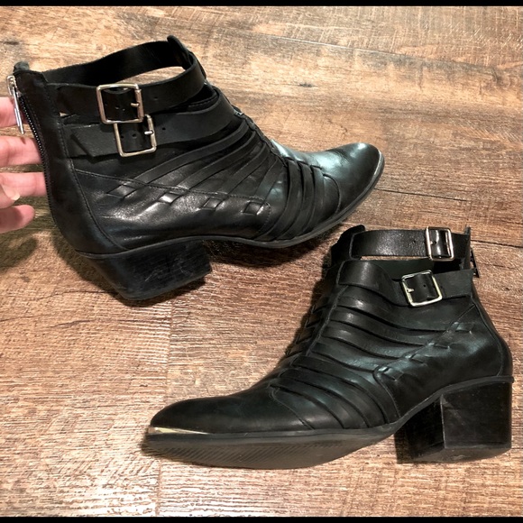 39/8 Schutz Black Leather Goth Witchy Buckle Strappy Boots Booties Magic Coven - Picture 10 of 14